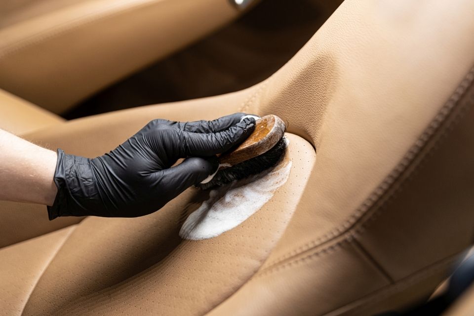 Comment bien entretenir et nettoyer chaque surface de votre voiture ?