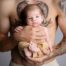 La tendresse des moments de peau à peau en photo