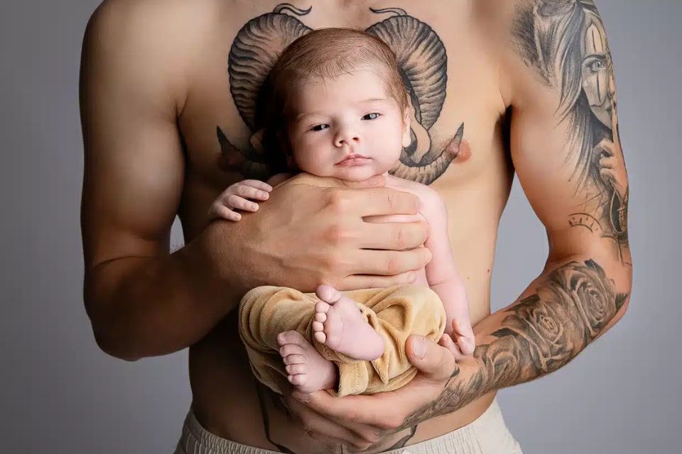 La tendresse des moments de peau à peau en photo
