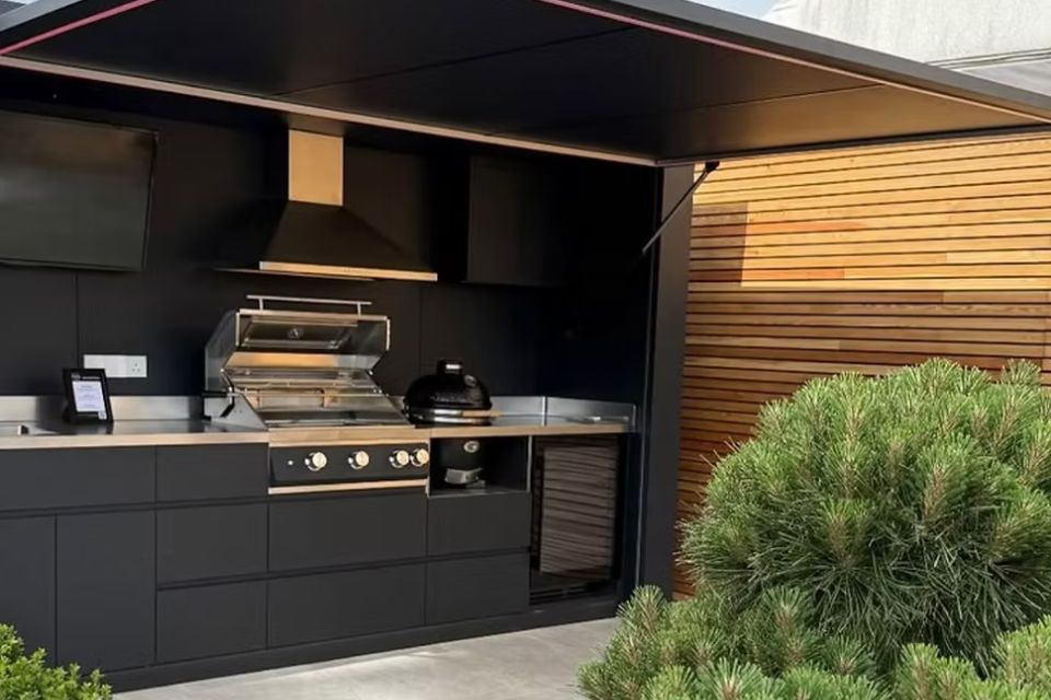 Installer un barbecue fixe dans une cuisine extérieure : bonne ou mauvaise idée ?